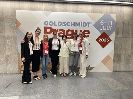 Groupphoto with Polina infront of the sign fromt he Goldschmidt Conference