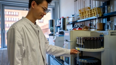 Dr. Yanming Ruan legt Probenfläschchen auf den Autosampler. Foto: MARUM – Zentrum für Marine Umweltwissenschaften, Universität Bremen; V. Diekamp