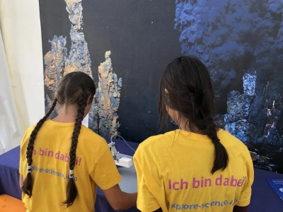 Experimentieren mit dem Greifarm aus Holz bei der Explore Science 2025. Foto: U. Prange/MARUM