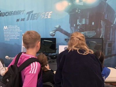 Experimentieren mit der Greifarm-Simulation bei der Explore Science 2025. Foto: U. Prange/MARUM