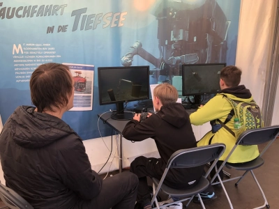 Experimentieren mit der Greifarm-Simulation bei der Explore Science 2025. Foto: U. Prange/MARUM
