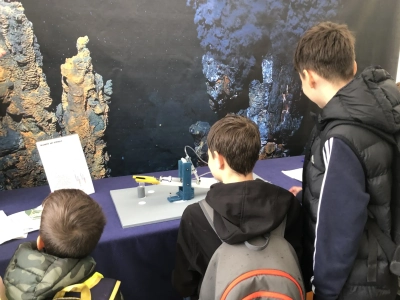 Experimentieren mit dem Greifarm aus Holz bei der Explore Science 2025. Foto: U. Prange/MARUM