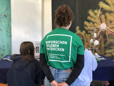 Experimentieren am Mikroskop bei der Explore Science 2025. Foto: U. Prange/MARUM