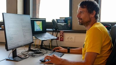 Dominik Hülse, Co-Autor der Studie und Erdsystemmodellierer an der Universität Bremen, in seinem Büro. Gemeinsam mit Andy Ridgwell, University of California, verfeinerten sie ein Computermodel des Erdsystems, um den Kohlenstoffkreislauf besser zu verstehen. Foto: MARUM – Zentrum für Marine Umweltwissenschaften, Universität Bremen, V. Diekamp 