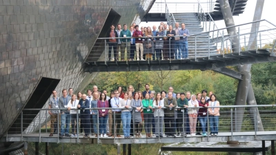 Gruppenbild der Teilnehmenden des Status Seminars auf der Brücke des Science-Erlebniscenters Universum Bremen. Foto: MARUM – Zentrum für Marine Umweltwissenschaften, Universität Bremen; L.Roy