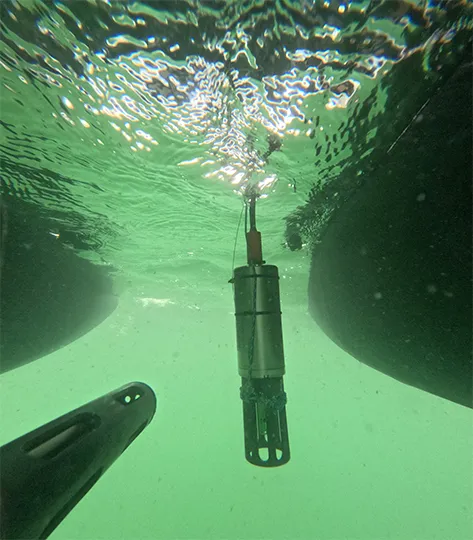 Unterwasser-Foto der Sensoren zwischen den Katamaran-Rümpfen. Links unten: CT-Sensor; Mitte: pH-Sensor. Foto: MARUM – Zentrum für Marine Umweltwissenschaften, Universität Bremen