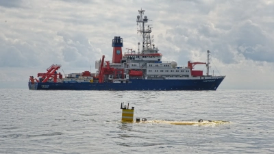 Das AUV MARUM-SEAL wurde von Forschungsschiff METEOR zu Wasser gelassen. Das Foto entstand während der Expedition M84/2. Foto: MARUM – Zentrum für Marine Umweltwissenschaften, Universität Bremen; T. Klein (CC-BY 4.0)