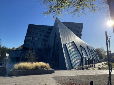 Abbildung zeigt Das Hörsaalgebäude der Leuphana Universität, Hauptort der LCOY25, in der Vormittagssonne. Foto: MARUM – Zentrum für Marine Umweltwissenschaften, Universität Bremen; A. Kopf