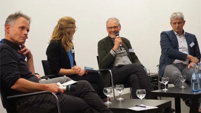 Staatsrat Dr. Ralph Baumheier beantwortet Fragen in der Podiumsdiskussion.