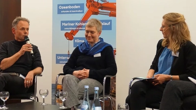 Ulf Jacob, Dr. Ute Merkel und Moderatorin Dr. Sira Groscurth während der Podiumsdiskussion. 