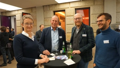 Austausch beim Get-together. 