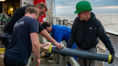 Kernschneidearbeiten an Deck. Foto: MARUM – Zentrum für Marine Umweltwissenschaften, Universität Bremen; Volker Diekamp