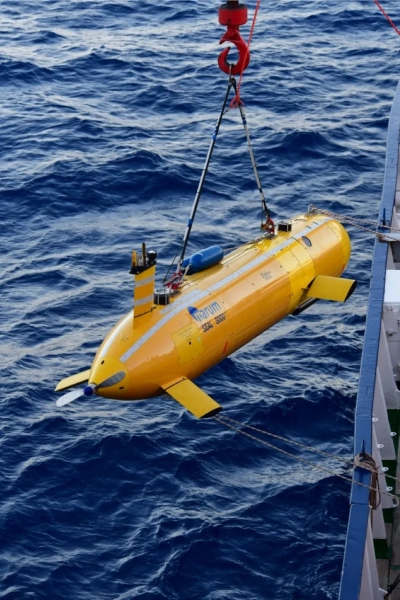 Das AUV auf dem Weg ins Wasser – jetzt sind wir wirklich da. Foto: Elmar Schreiber