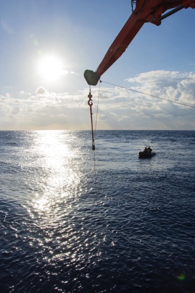 Abbildung zeigt Im schönsten Morgenlicht ist unser Boot auf dem Weg das AUV (Aunonomous Underwater vehicle) nach erfolgreichem Tauchgang wieder einzuholen. Foto: Anthea Oestreicher