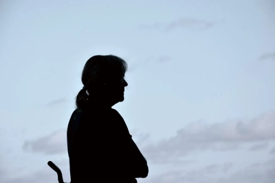 Abbildung zeigt Zwischenmomente der Stille beim Blick in die Ferne. Foto:  Anthea Oestreicher
