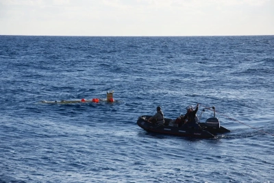 Abbildung zeigt Aufgetaucht und festgemacht. MARUM-SEAL und unser Schlauchboot treffen sich wieder. Foto: Anthea Oestreicher