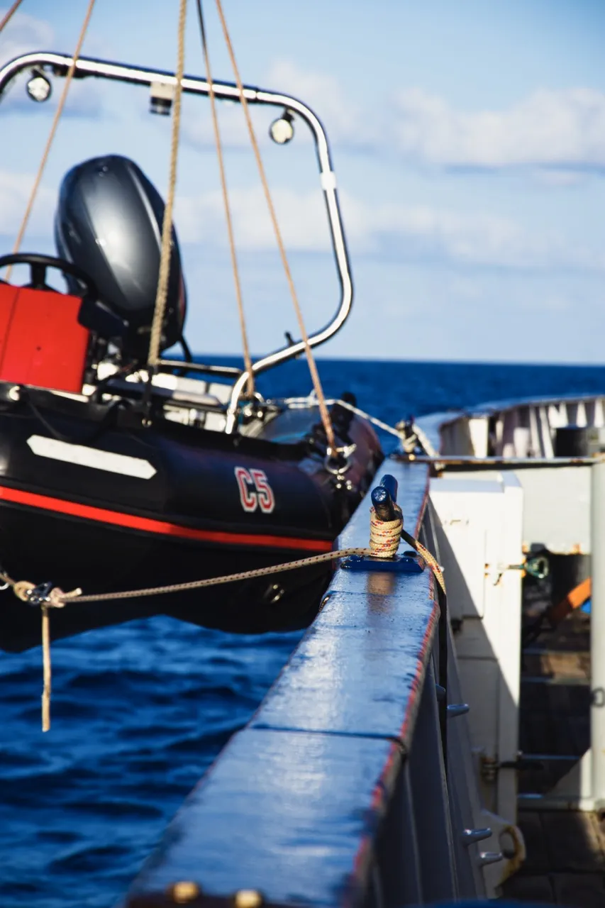 Boot bereit für das Einholen des AUVs. Foto: Anthea Oestreicher