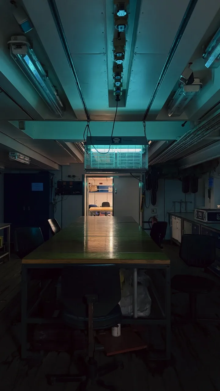 Ungewohnte Leere im Geolab. Die Fahrt nähert sich dem Ende. Foto: Anthea Oestreicher
