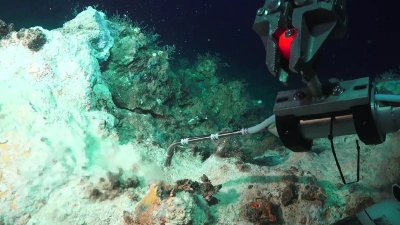 Probenahme von Flüssigkeiten mit einer Temperatur von 180 Grad Celsius an der White Sealhound-Struktur. Foto: MARUM – Zentrum für Marine Umweltwissenschaften, Universität Bremen