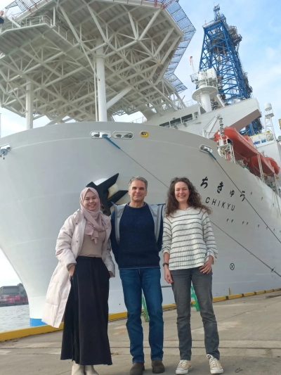 Abbildung zeigt Dina Hanifah, Matthias Zabel and Pauline Cornard (rechts) vom MARUM sind Teammitglieder der IODP³ Expedition 503, die noch bis Mitte Dezember vor der Küste Japans unterwegs ist. Foto: Hiroko Kitajima