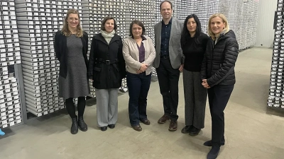 Gruppenfoto im Bremer Bohrkernlager. Von links: Dr. Sira Groscurth, Transferbeauftragte am MARUM, Karolina Kumar, Staatsrätin für Wissenschaft, Dr. Henrike Müller, Senatorin für Umwelt, Klima und Wissenschaft der Freien Hansestadt Bremen, Prof. Dr. Kai-Uwe Hinrichs, MARUM-Direktor, Prof. Dr. Elda Miramontes, Vize-Direktorin am MARUM, Prof. Dr. Jutta Günther, Rektorin der Universität Bremen. Foto: MARUM – Zentrum für Marine Umweltwissenschaften, Universität Bremen; J.Nitsch