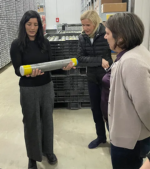 Prof. Dr. Elda Miramontes zeigt im Bremer Bohrkernlager einen Bohrkern und erklärt das Verfahren zur Archivierung. Foto: MARUM – Zentrum für Marine Umweltwissenschaften, Universität Bremen; J. Nitsch