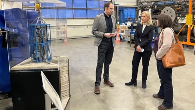 Prof Kai-Uwe Hinrichs im Gespräch mit der Senatorin Dr. Henrike Müller und Universität-Rektorin Prof. Dr. Jutta Günther. Foto: MARUM – Zentrum für Marine Umweltwissenschaften, Universität Bremen; S. Groscurth