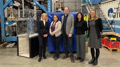 Gruppenfoto vor dem MARUM MeBo200. Von links: Prof. Dr. Jutta Günther, Rektorin der Universität Bremen, Henrike Müller, Senatorin für Umwelt, Klima und Wissenschaft der Freien Hansestadt Bremen, Prof. Dr. Kai-Uwe Hinrichs, MARUM-Direktor, Prof. Dr. Elda Miramontes und Dr. Sira Groscurth, Transferbeauftragte am MARUM. Foto: MARUM – Zentrum für Marine Umweltwissenschaften, Universität Bremen