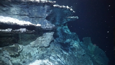 Es schimmert und glitzert in der Tiefsee: An den überstehenden Flanschen der Hydrothermalquelle am Knipovich Rücken spiegeln die heiße Fluide durch Ihre optischen Eigenschaften das Licht. Die Aufnahme entstand während der Expedition MSM131 mit dem autonomen Tauchroboter ROV MARUM-QUEST 4000. Foto: MARUM – Zentrum für Marine Umweltwissenschaften der Universität Bremen