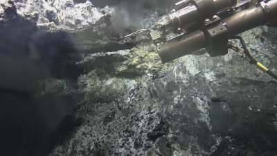 Temperaturmessung und Fluidbeprobung mit isobaren-gasdichten Probenschöpfern (IGT-sampler) im Jøtul Hydrothermalfeld während der Expedition MSM131. Hierbei kam der autonome Tauchroboter ROV MARUM-QUEST 4000 zum Einsatz. Foto: MARUM – Zentrum für Marine Umweltwissenschaften der Universität Bremen