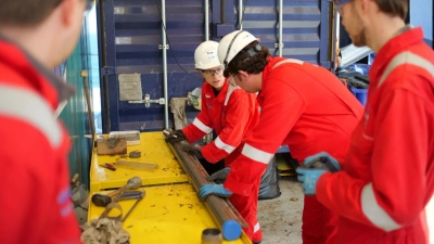 Bereits an Bord wurde jeder Kern kuratiert und gekennzeichnet, jetzt geht es in Bremen an die Probennahme. Foto: LEBER (at) ECORD_IODP3_NSF