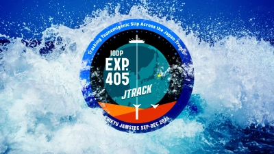 Logo der Expedition, im Hintergrund sieht man Meeresbrandung.