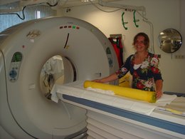 Expeditionsleiterin Dr. Furu Mienis positioniert den Sedimentkern im Computer-Tomographen.