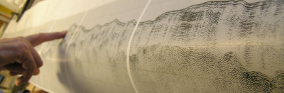 Foto eines langen Ausdrucks eines Seismischen Profiles.