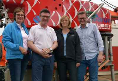 Auf der Geburtstagstour haben sich auch die Bundestagsmitglieder Sybille Benning, Stefan Kaufmann, Simone Raatz und Wolfgang Stefinger (von links) über die Meeresforschung mit dem MARUM-QUEST und auf der METEOR informiert. Foto: DFG / Christoph Straub