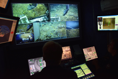 Die Steuerzentrale an Bord der METEOR. Von hier aus wird das ROV MARUM-QUEST gesteuert. Foto: DFG / Christoph Straub