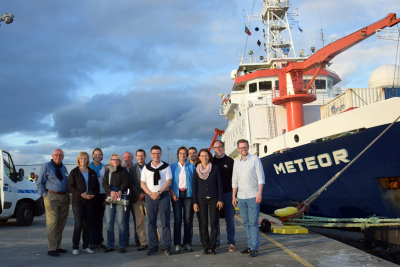 V.l.: DFG-Präsident Peter Strohschneider, MdB Simone Raatz (SPD), Marion Schulte zu Berge (DFG), Susanne Fretzdorff (Projektträger Jülich), Prof. Detlef Quadfasel (Universität Hamburg), Prof. Michael Schulz (MARUM), MdB Stefan Kaufmann (CDU), MdB Sybille Benning (CDU), Christoph Beier (wissenschaftlicher Fahrtleiter, Universität Erlangen-Nürnberg), Magdalena Schaeffer (DFG), Ministerialdirektor Karl Eugen Huthmacher (BMBF), MdB Wolfgang Stefinger (CSU). Foto: DFG / Christoph Straub